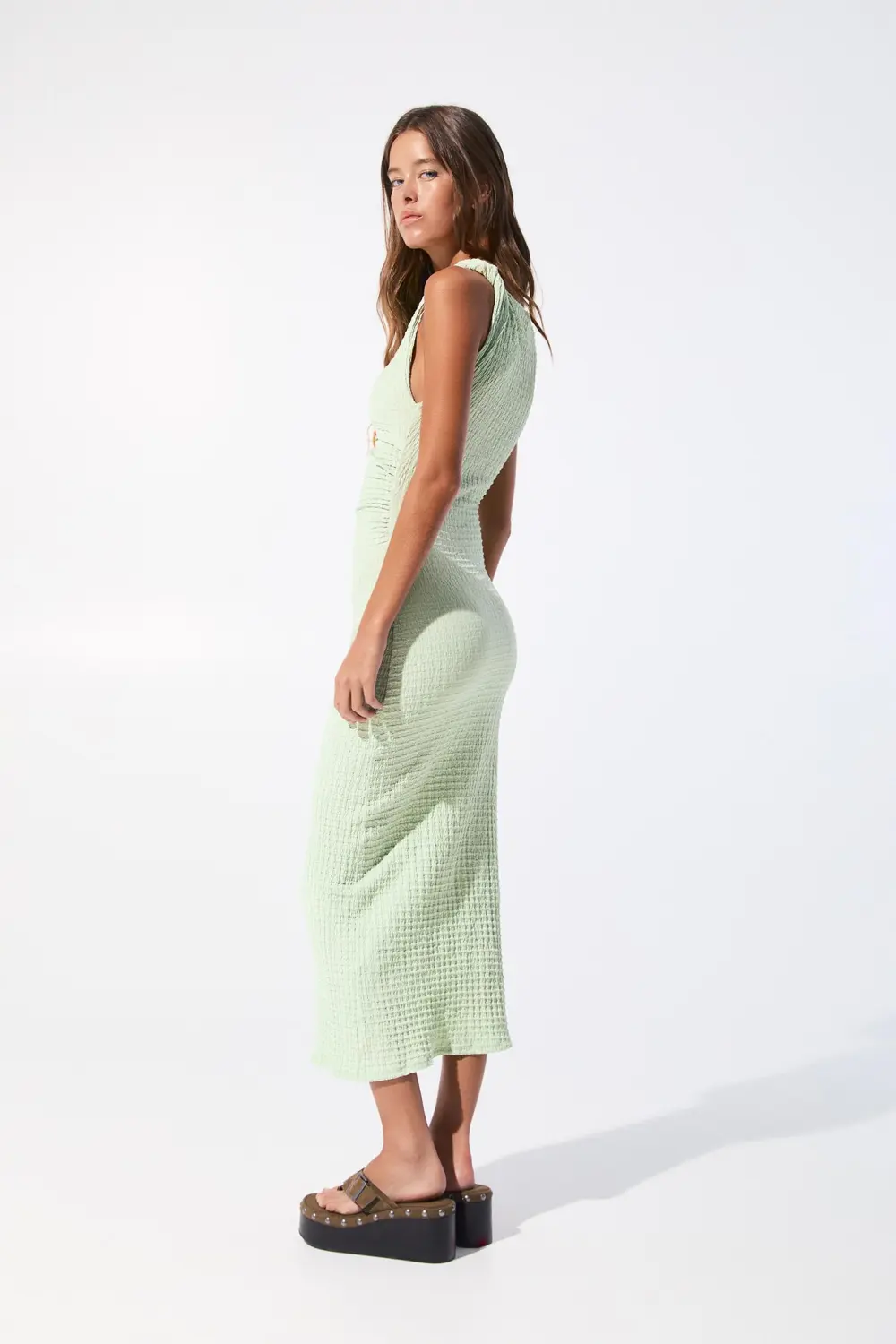 Vestido midi efecto arrugado