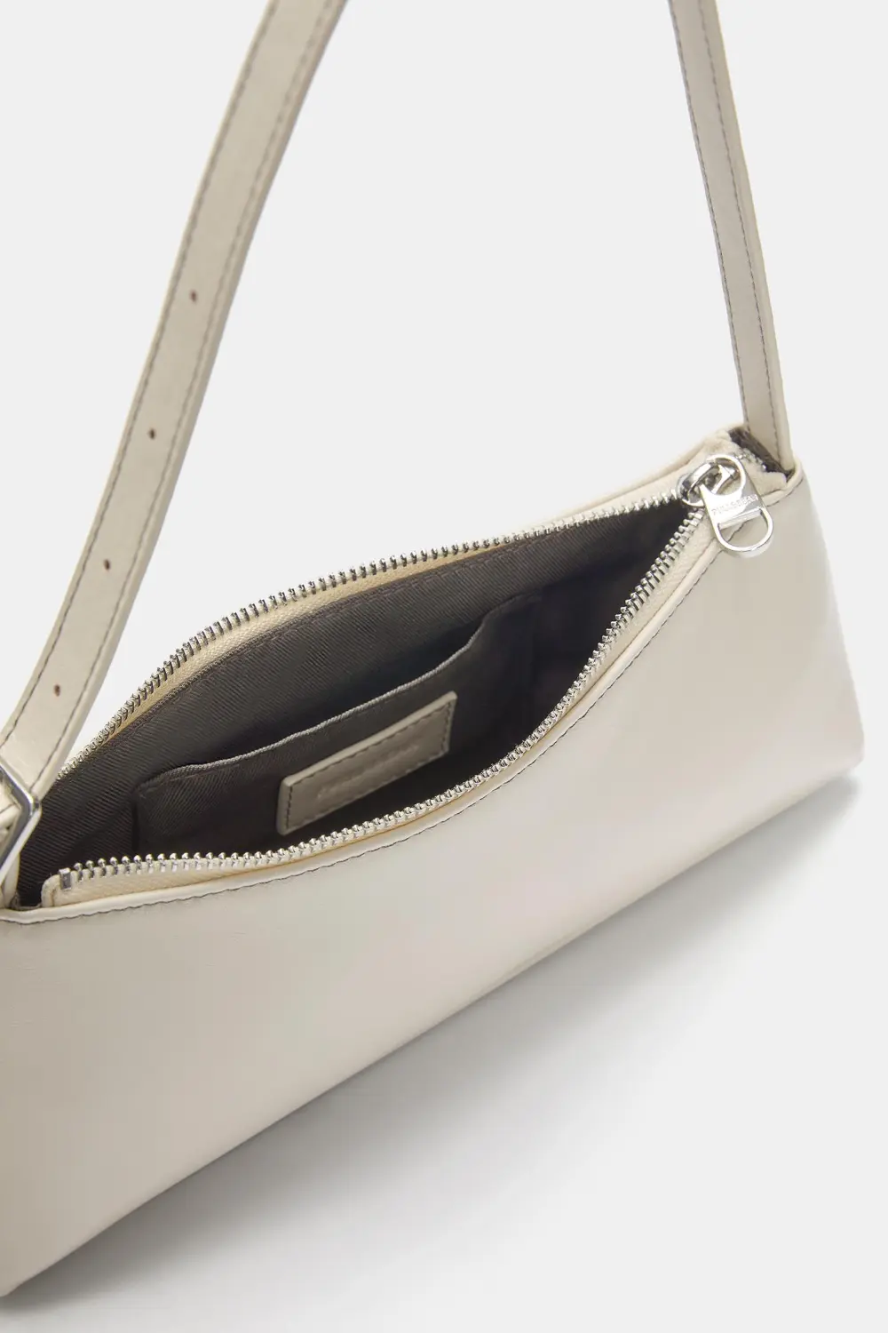 Bolso de hombro alargado pespuntes