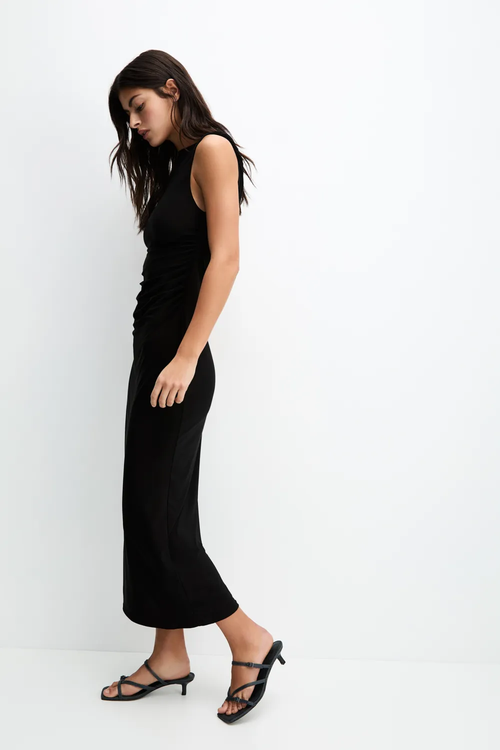 Vestido midi asimétrico frunces