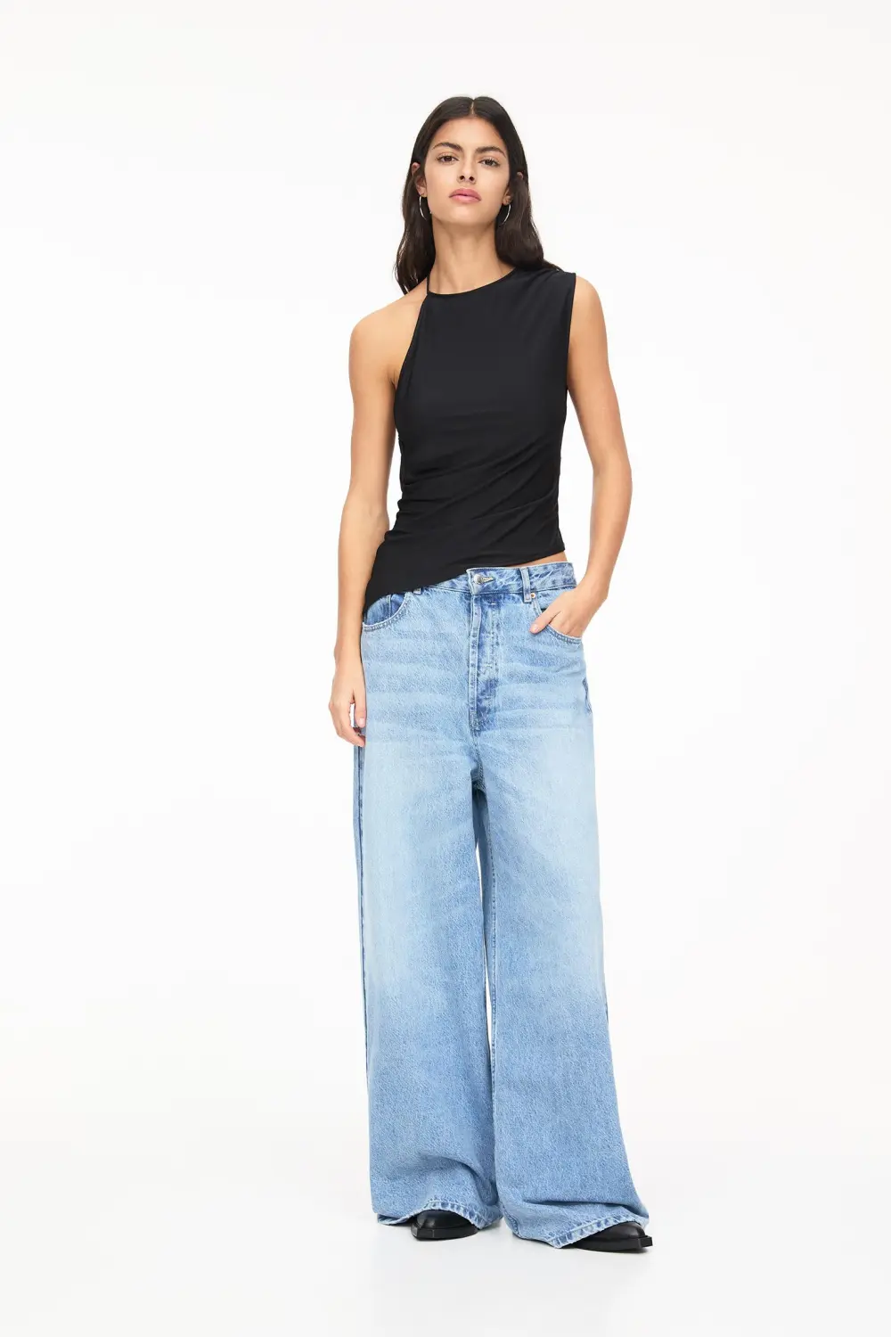 Asymmetric top with strap