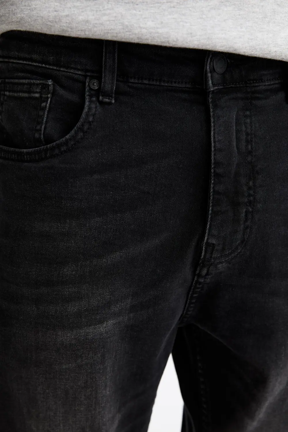 Washed carrot-fit jeans