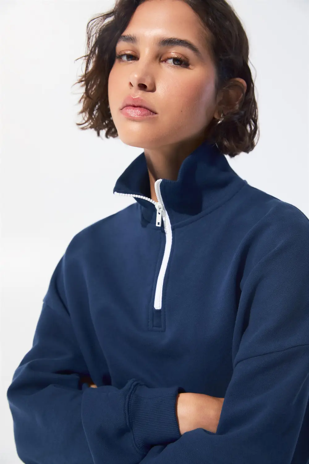Sudadera cropped cuello cremallera
