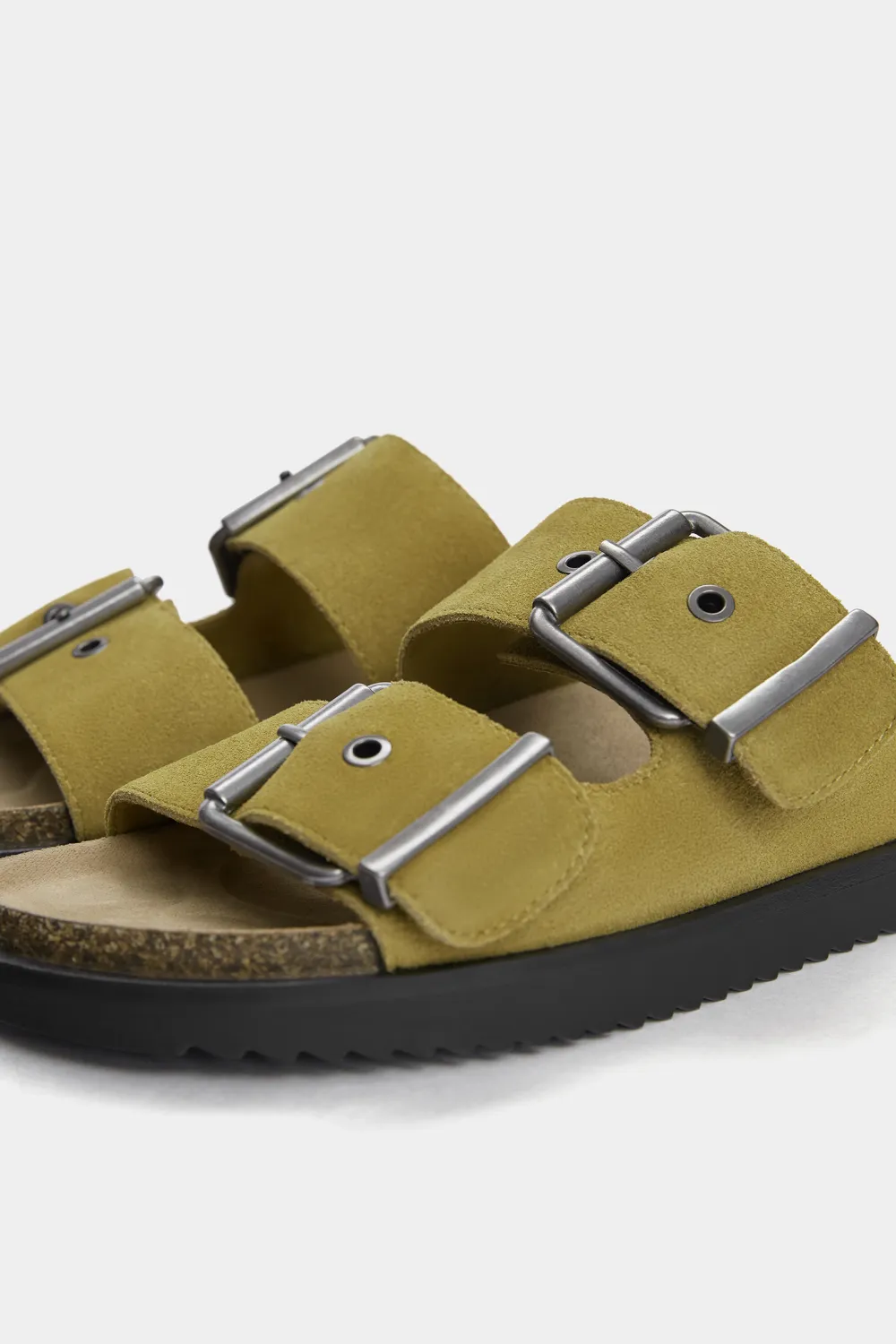 Sandalias planas serraje hebillas