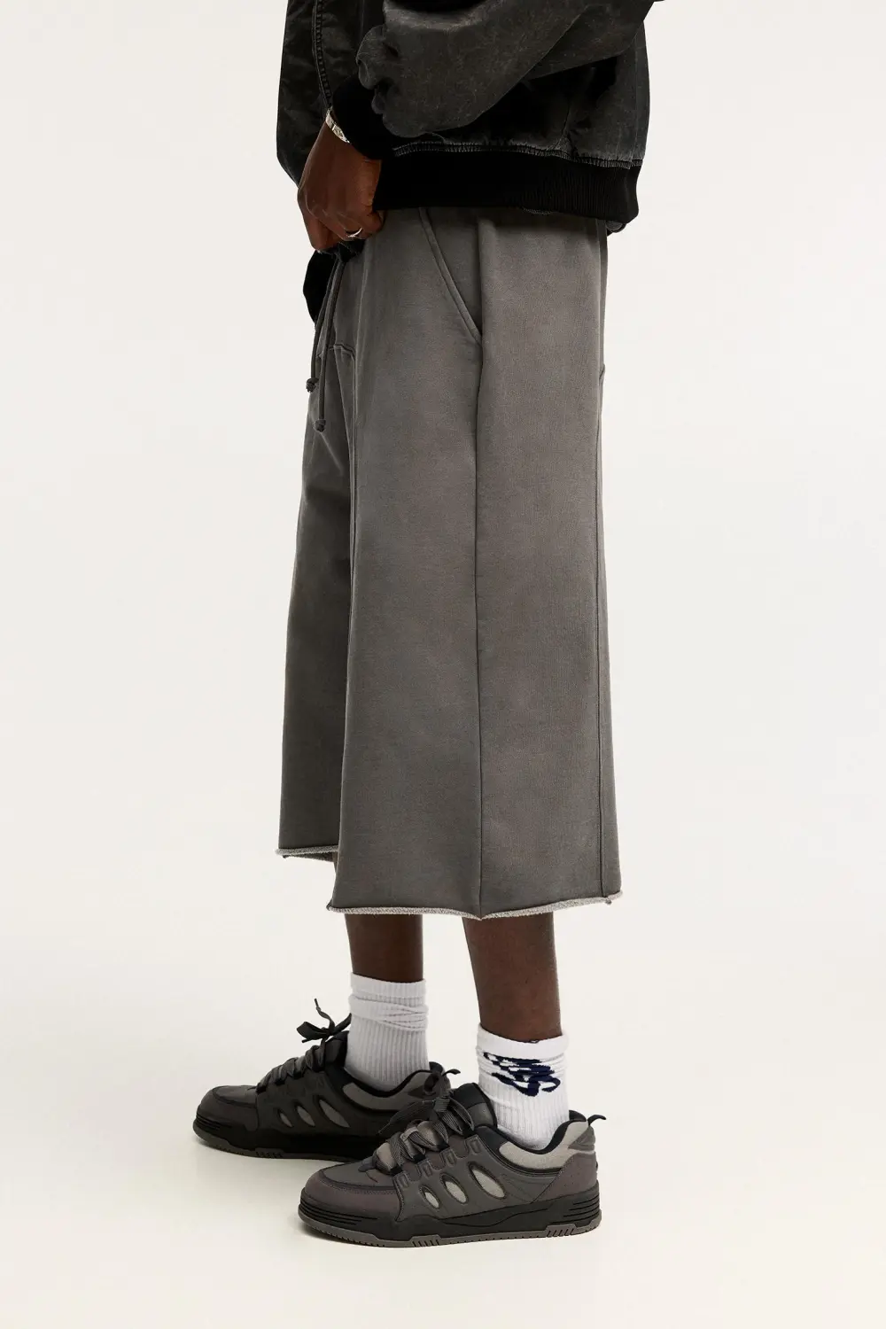 Skater Bermuda short sweatpants with seams