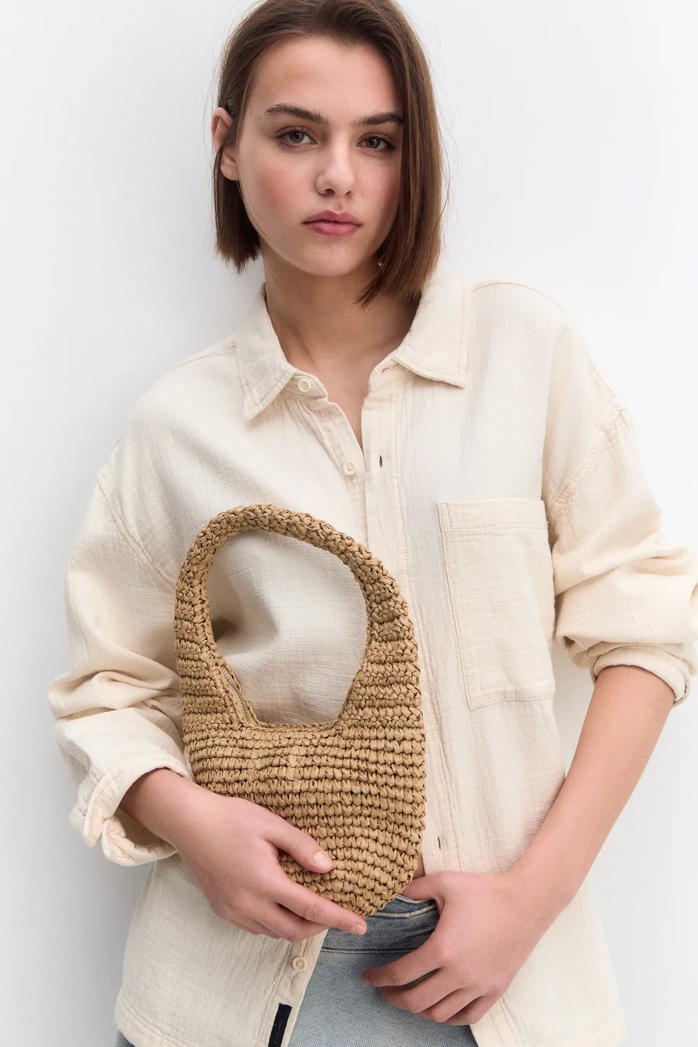 Bolso de hombro estilo rafia