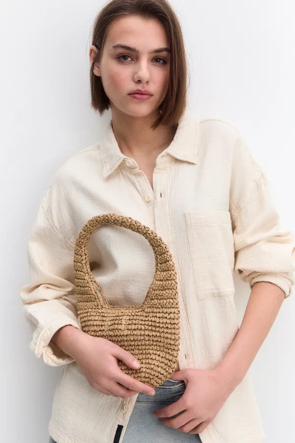 Bolso de hombro estilo rafia