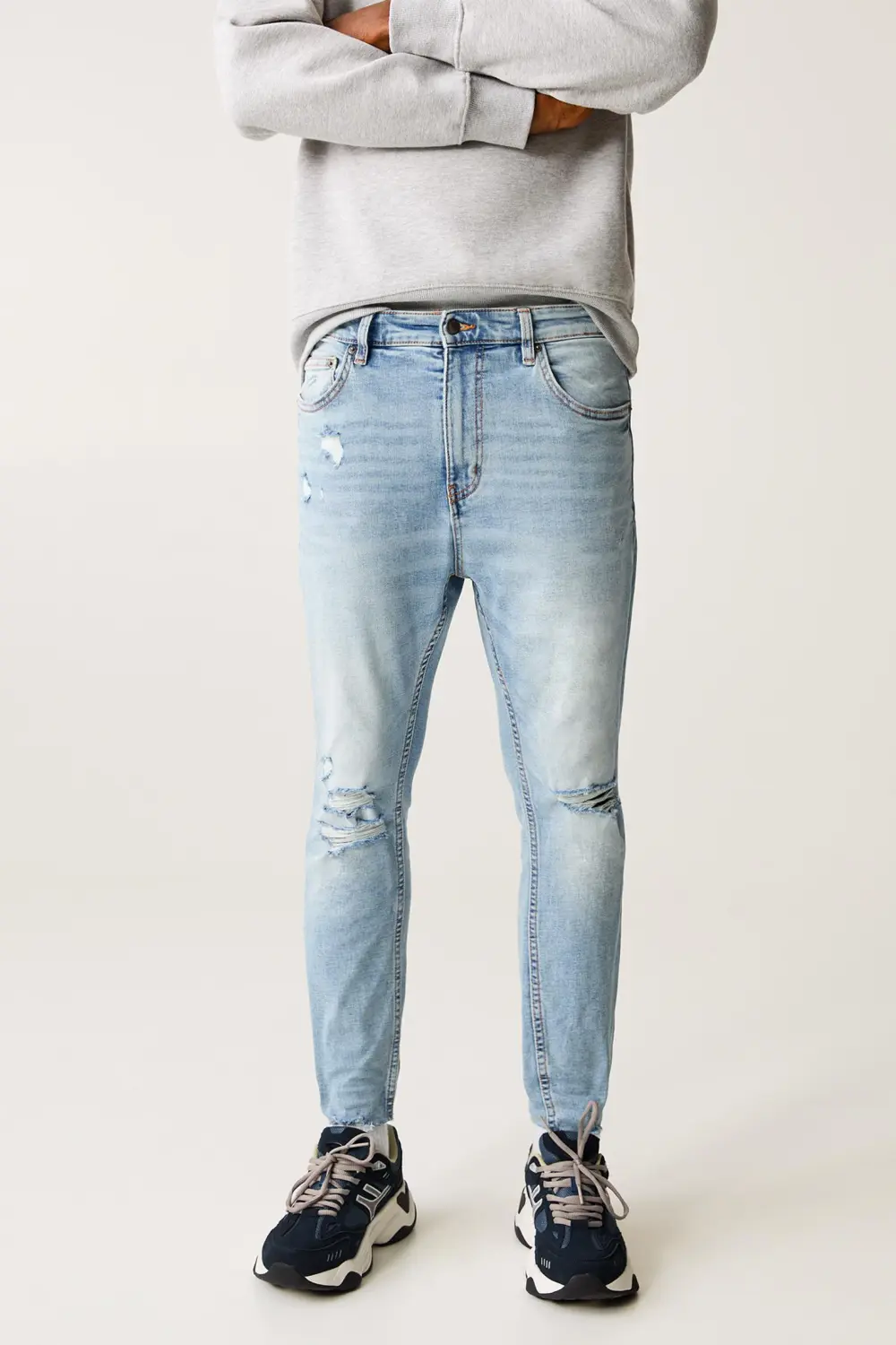 Ripped carrot fit jeans