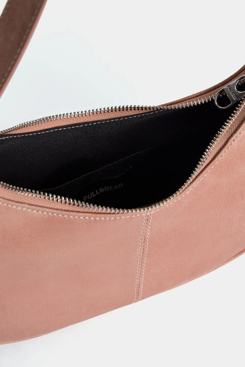 Bolso de hombro desgastado
