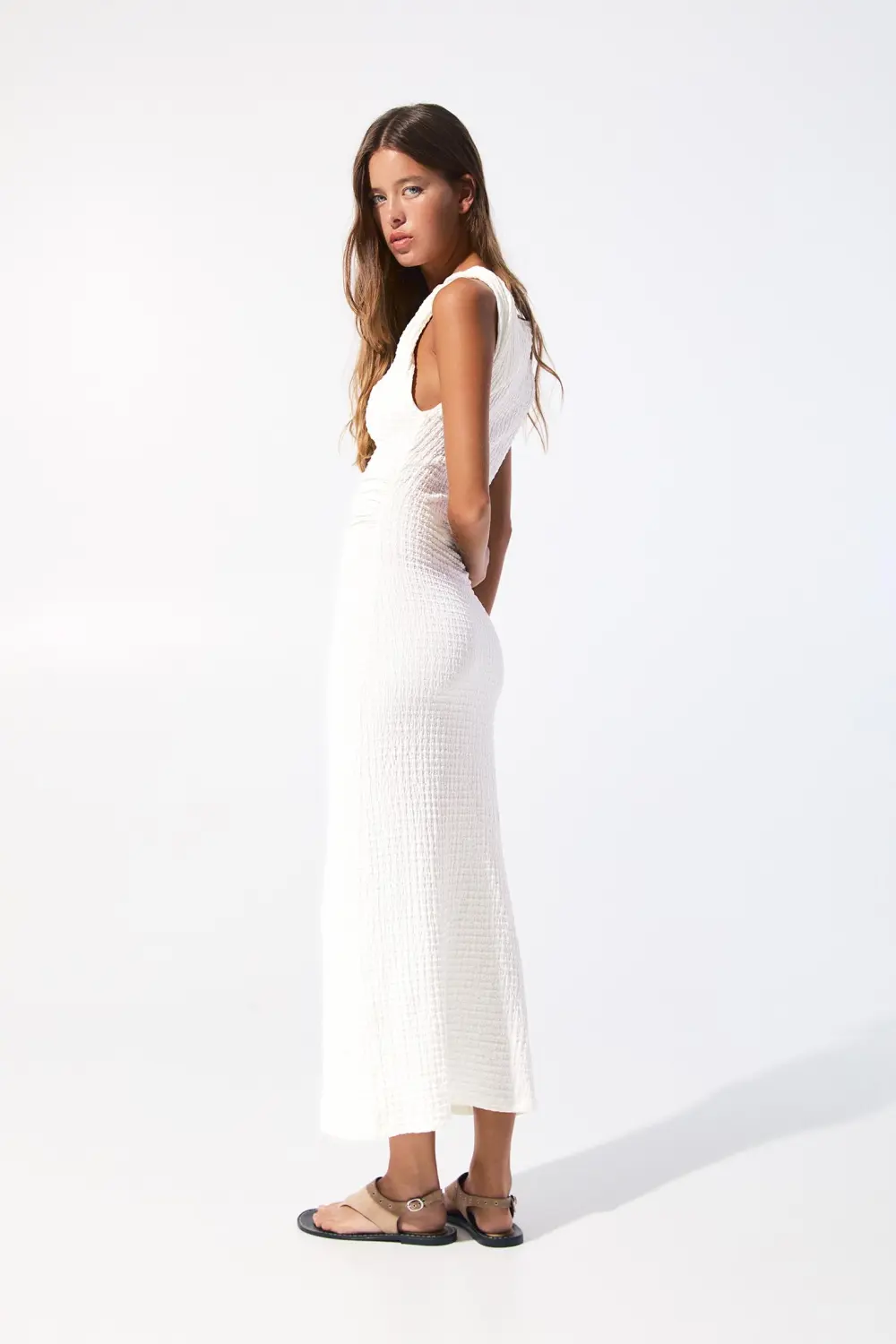 Vestido midi efecto arrugado