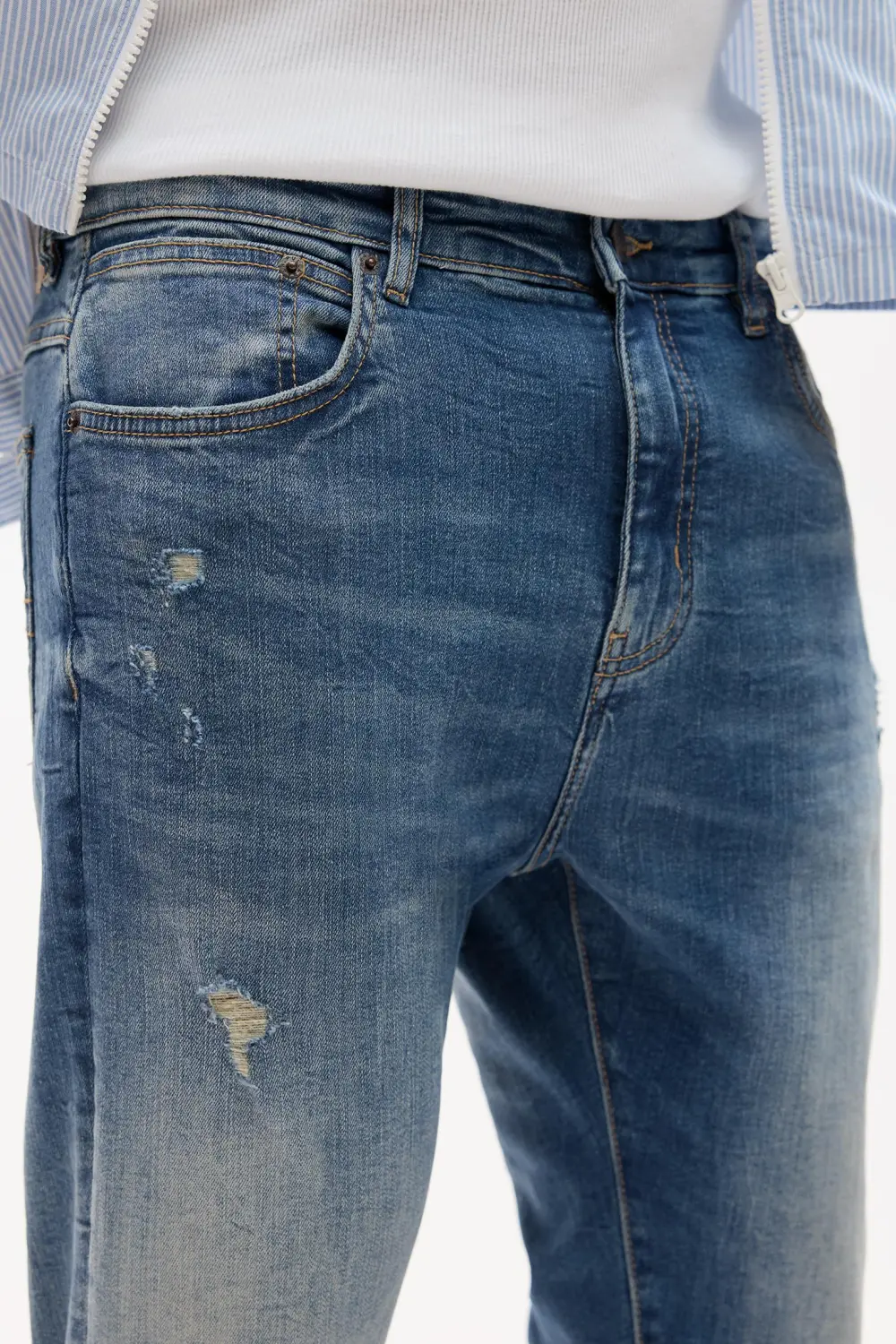 Ripped carrot fit jeans