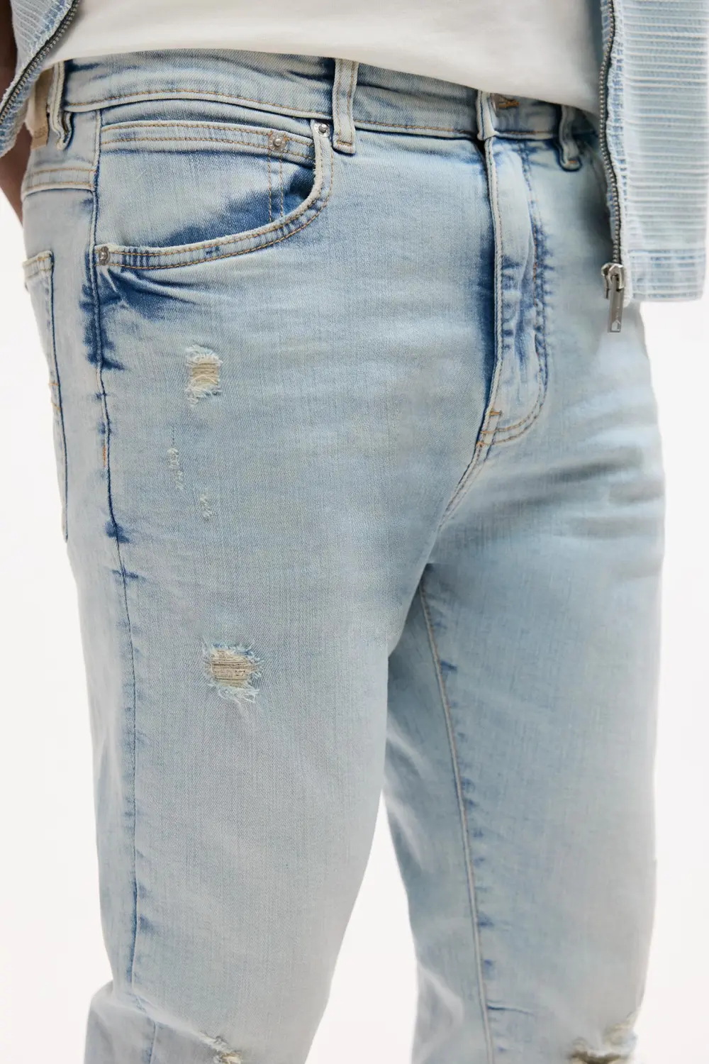 Ripped carrot fit jeans
