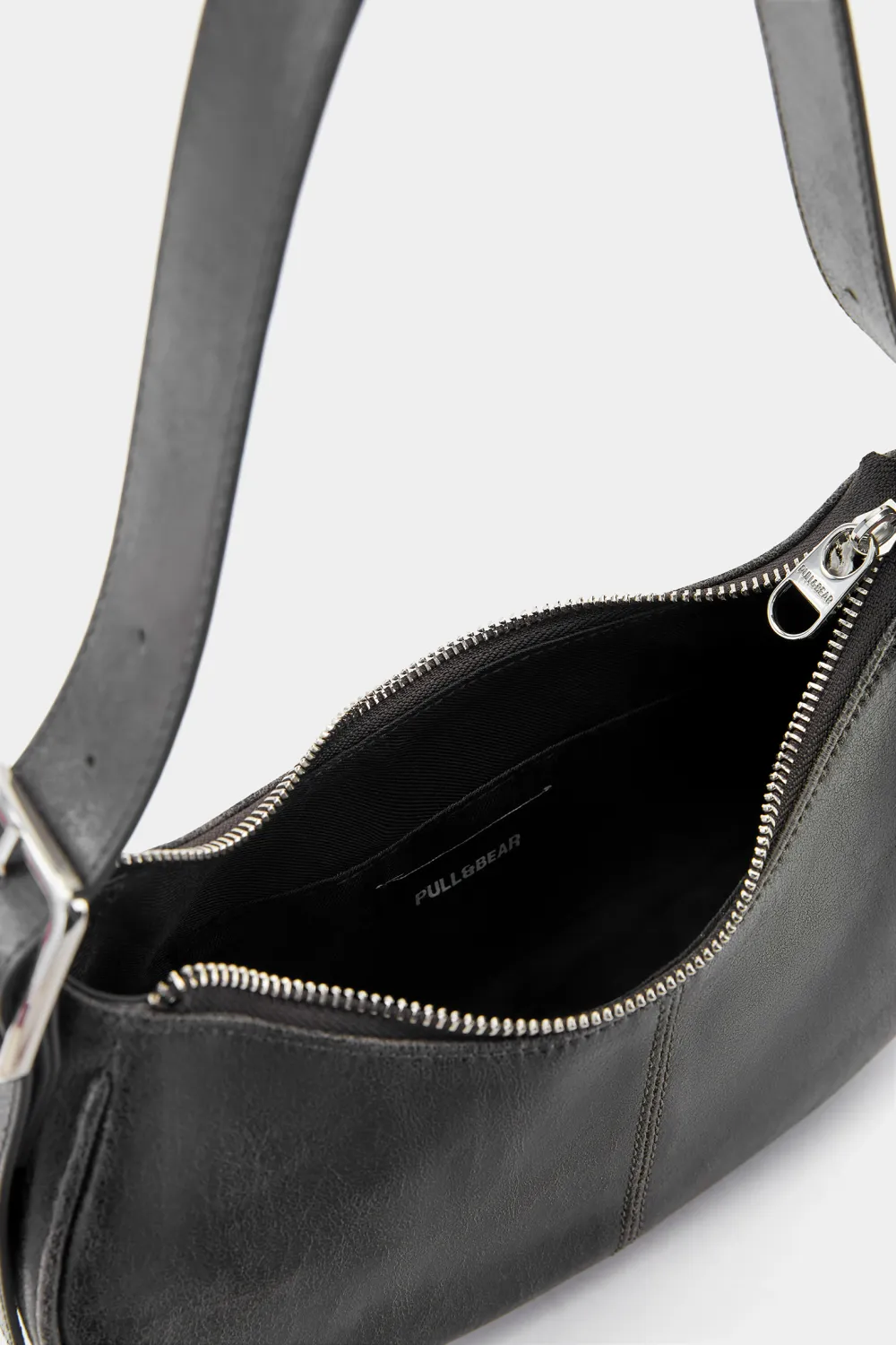 Bolso de hombro desgastado