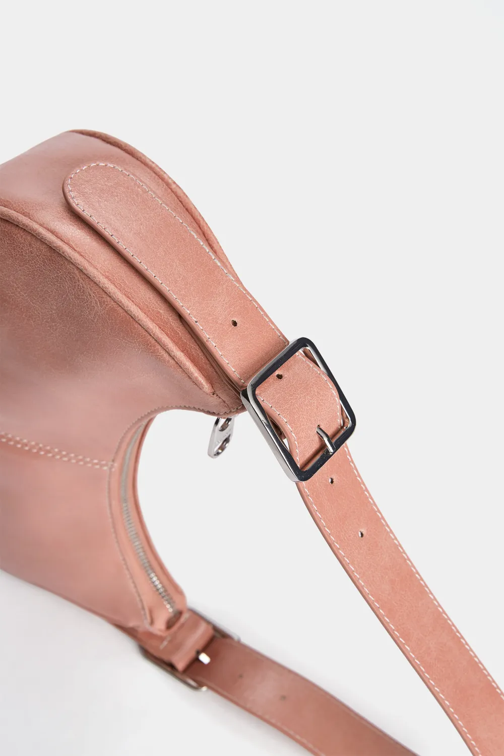 Bolso de hombro desgastado