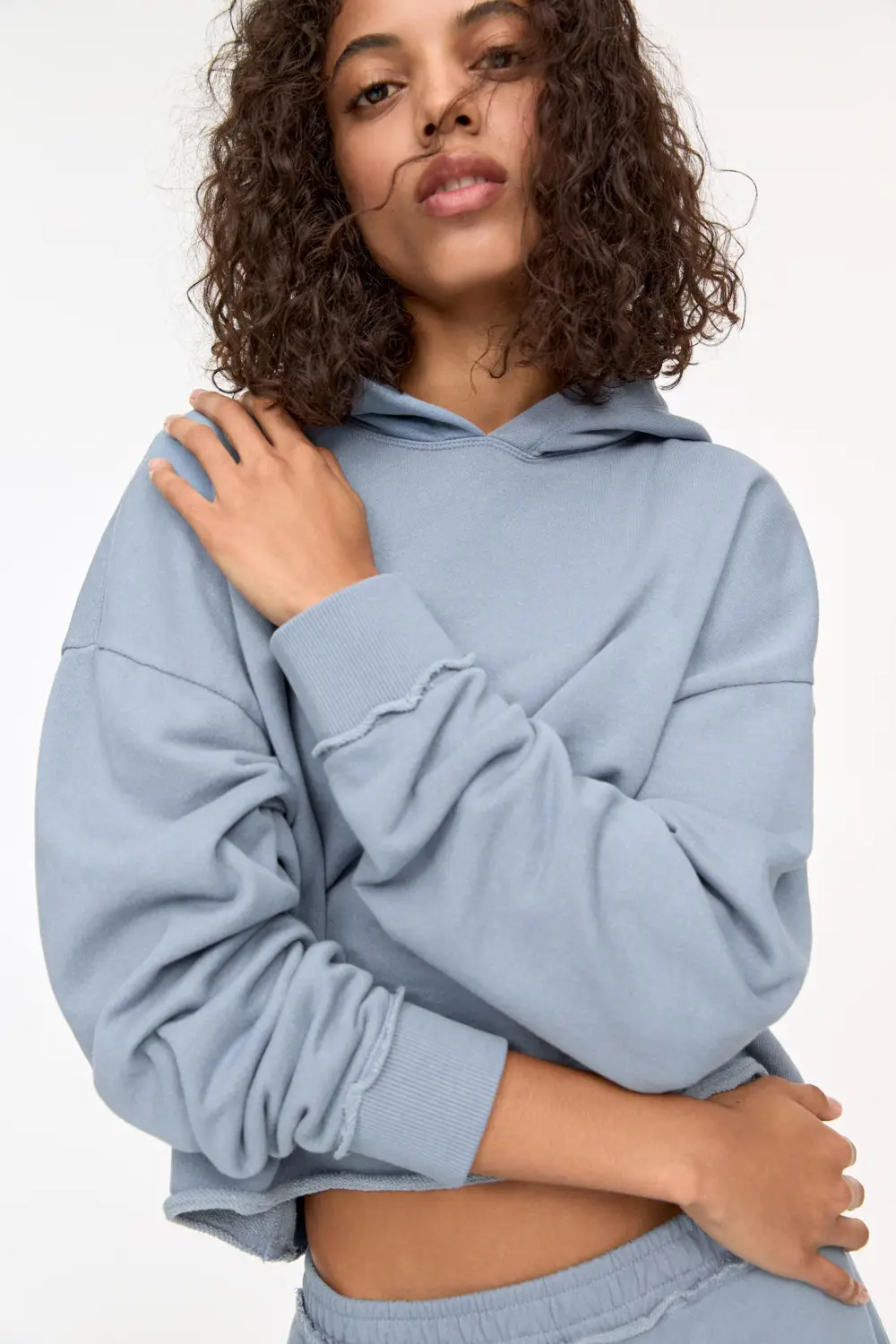 Sudadera boxy bajo desflecado