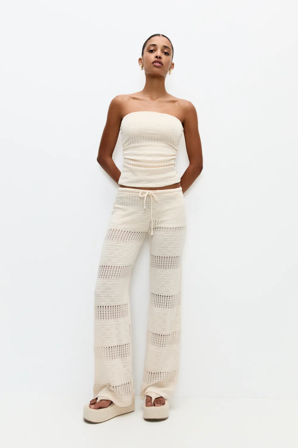 Pantalón calados tipo crochet