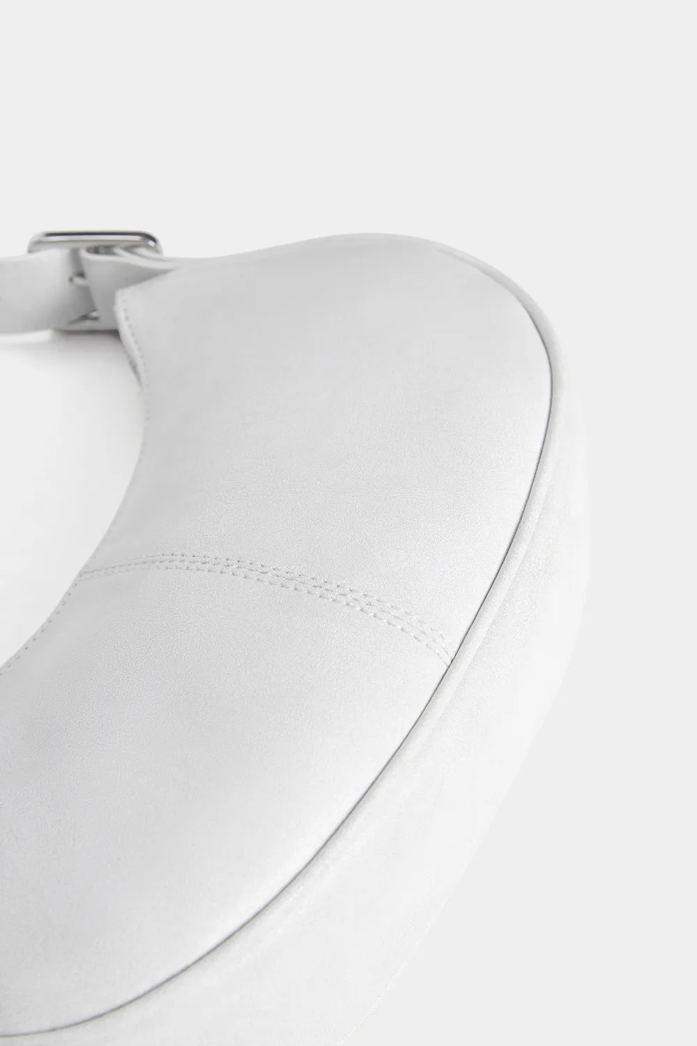Bolso de hombro desgastado