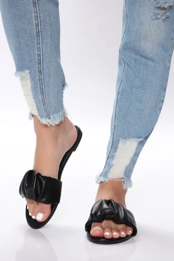 Just Wait Ruffle Sliders - Black