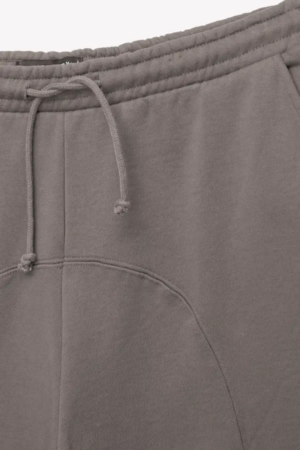 Skater Bermuda short sweatpants with seams