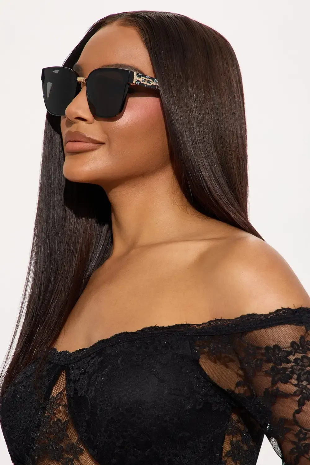 Eye Catching Square Sunglasses - Black