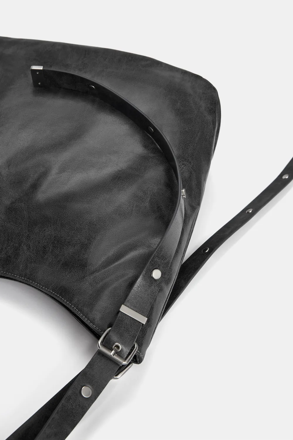 Bolso shopper desgastado tachas