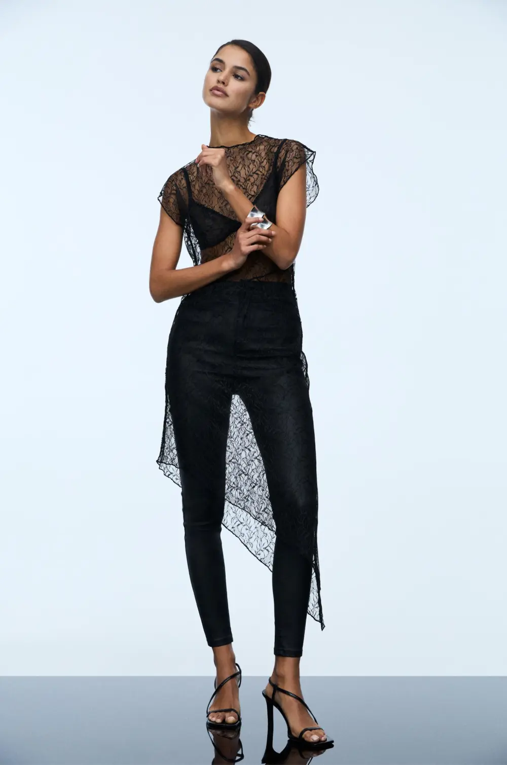 Vestido asimétrico encaje