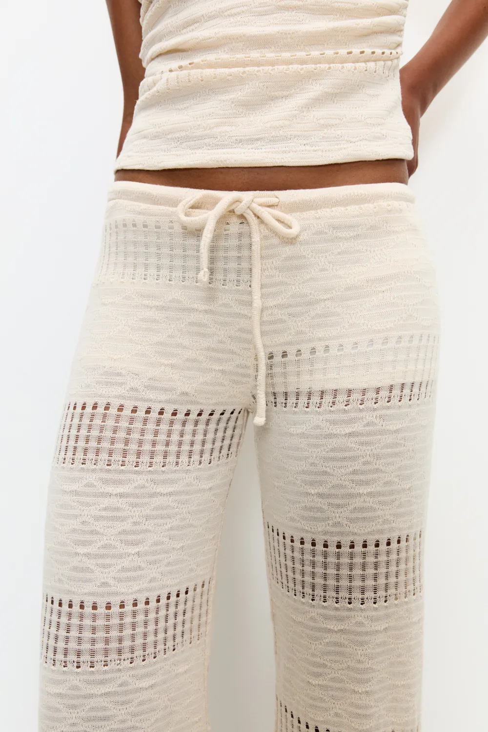 Pantalón calados tipo crochet