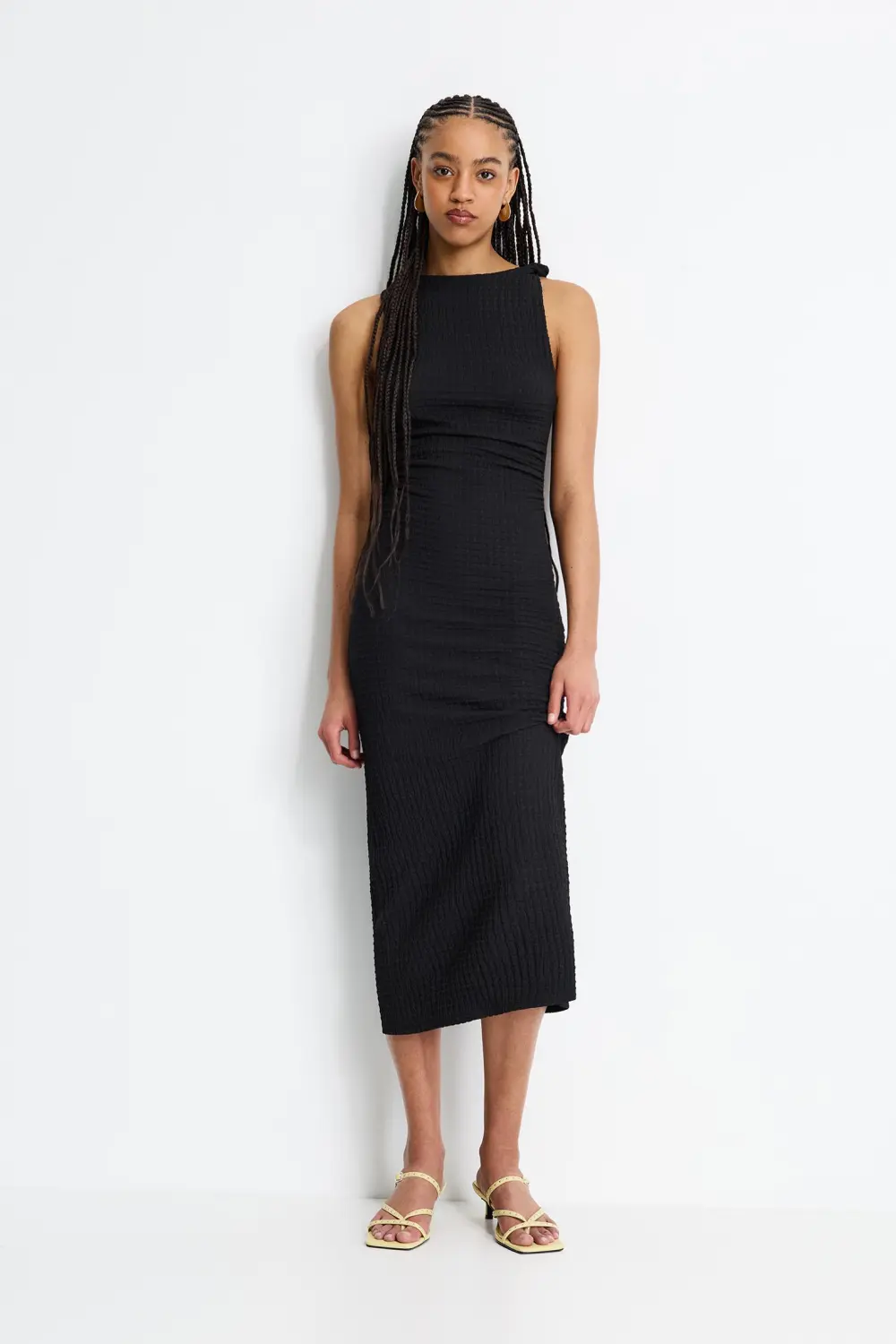 Vestido midi efecto arrugado