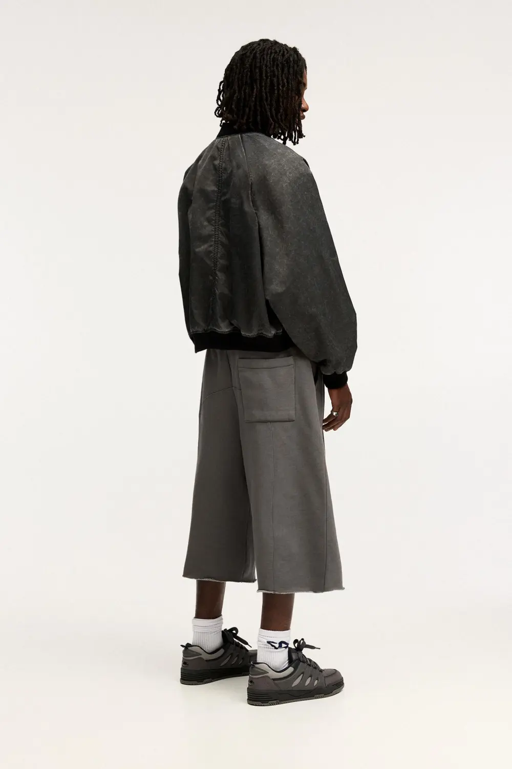 Skater Bermuda short sweatpants with seams