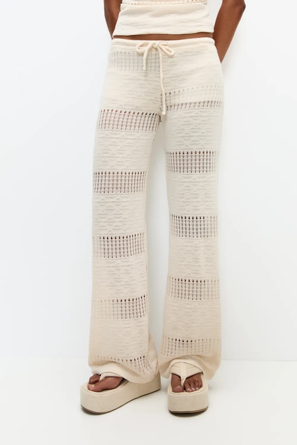 Pantalón calados tipo crochet