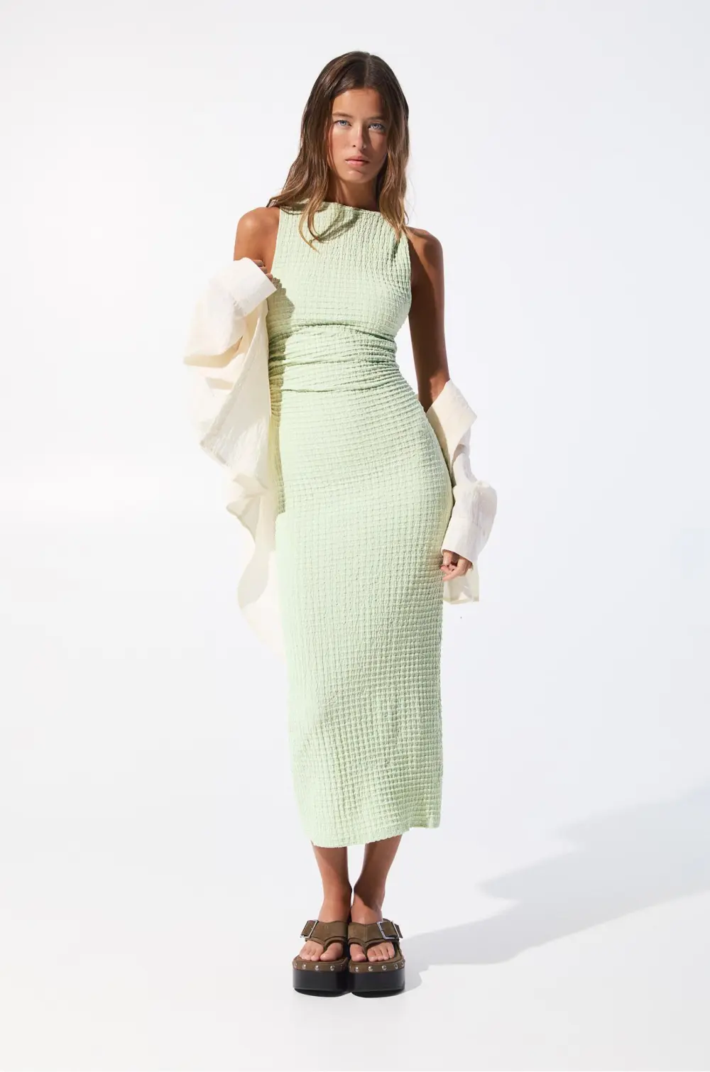 Vestido midi efecto arrugado