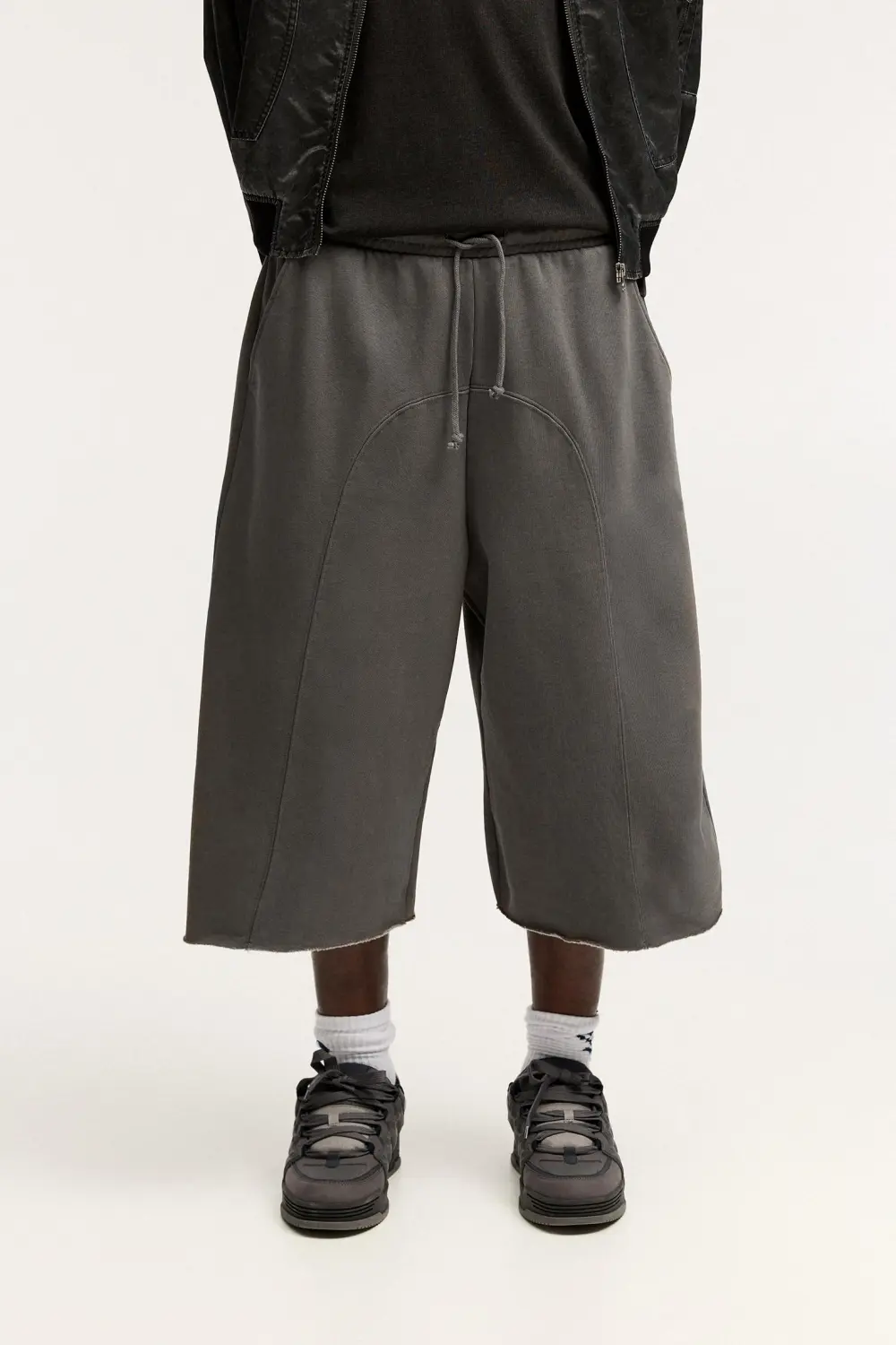 Skater Bermuda short sweatpants with seams
