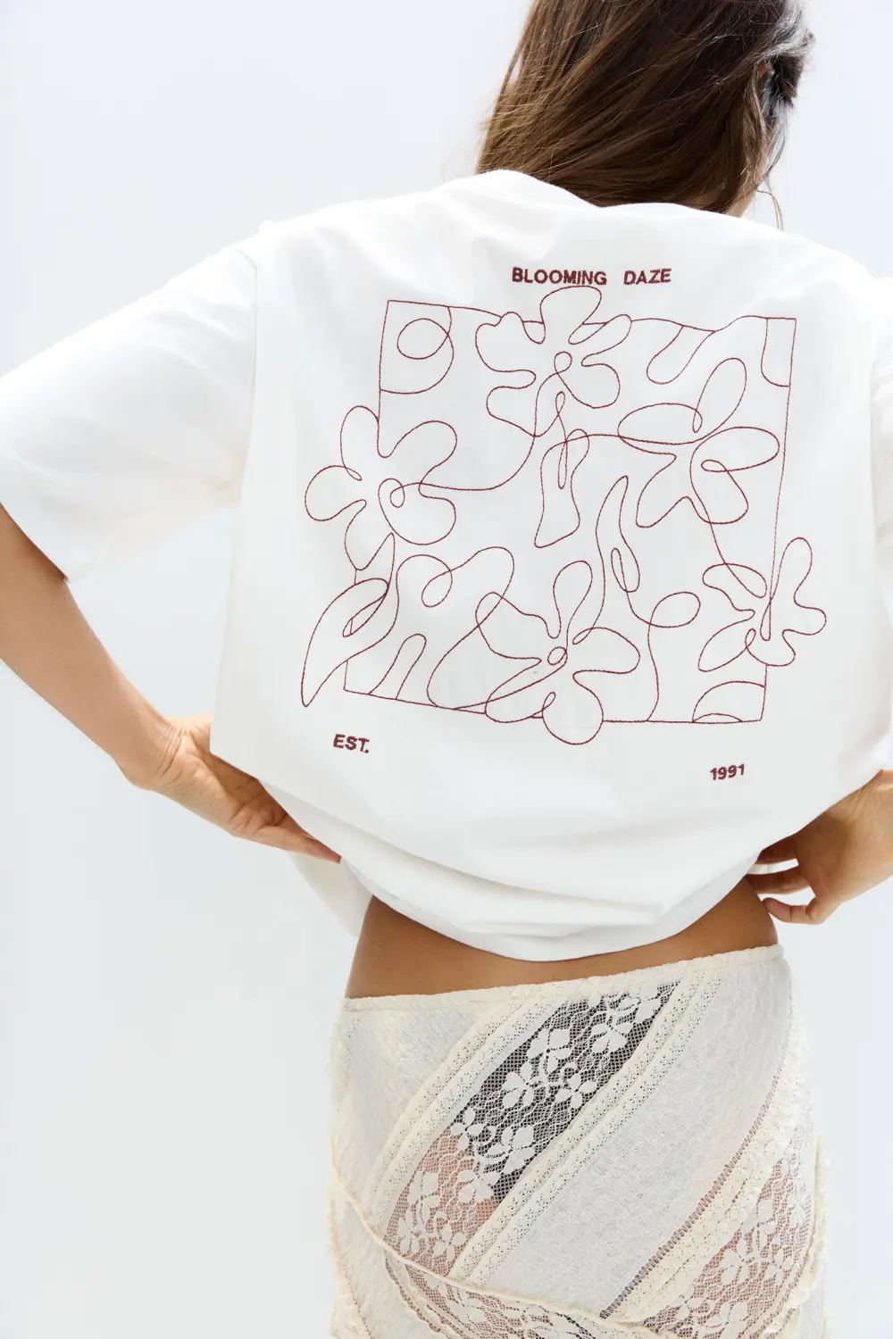 Camiseta flores bordadas