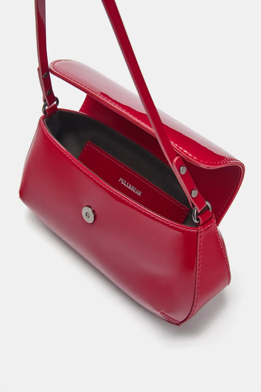 Bolso de hombro charol