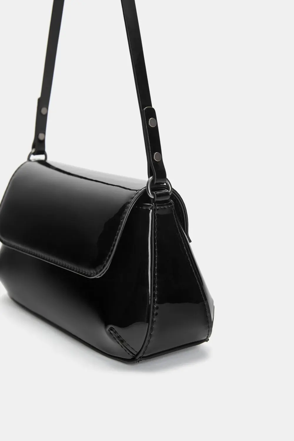 Bolso de hombro charol
