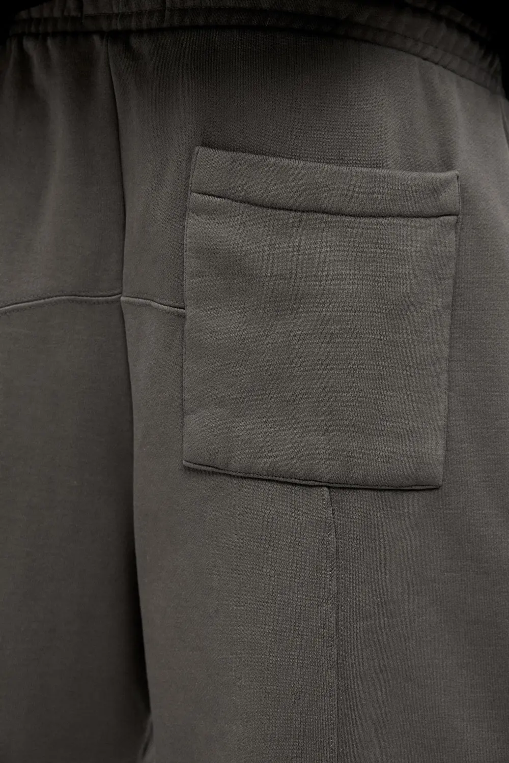 Skater Bermuda short sweatpants with seams