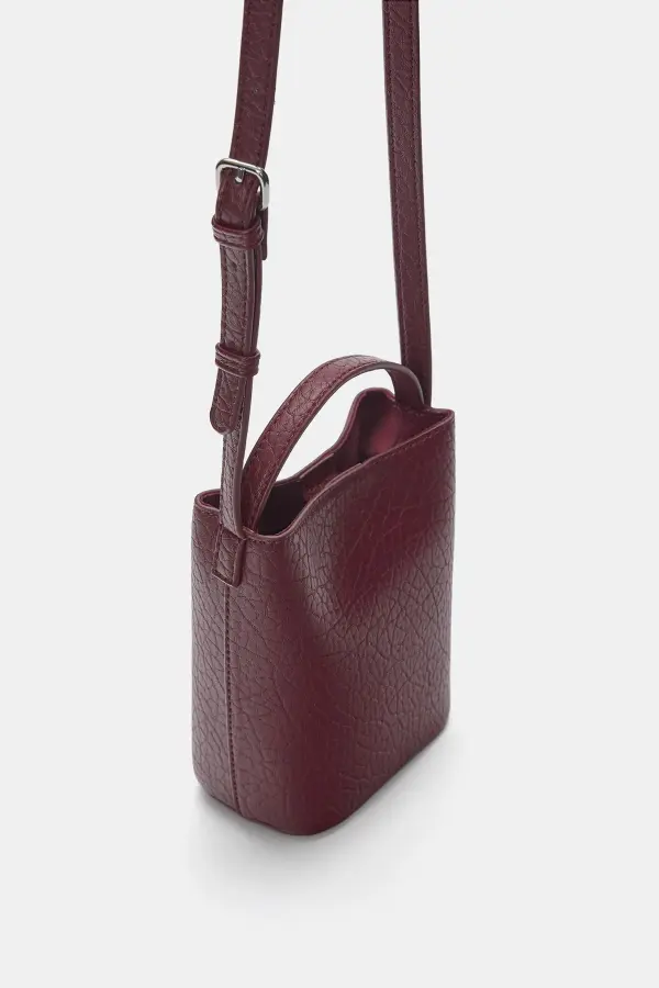 Bolso bandolera efecto piel