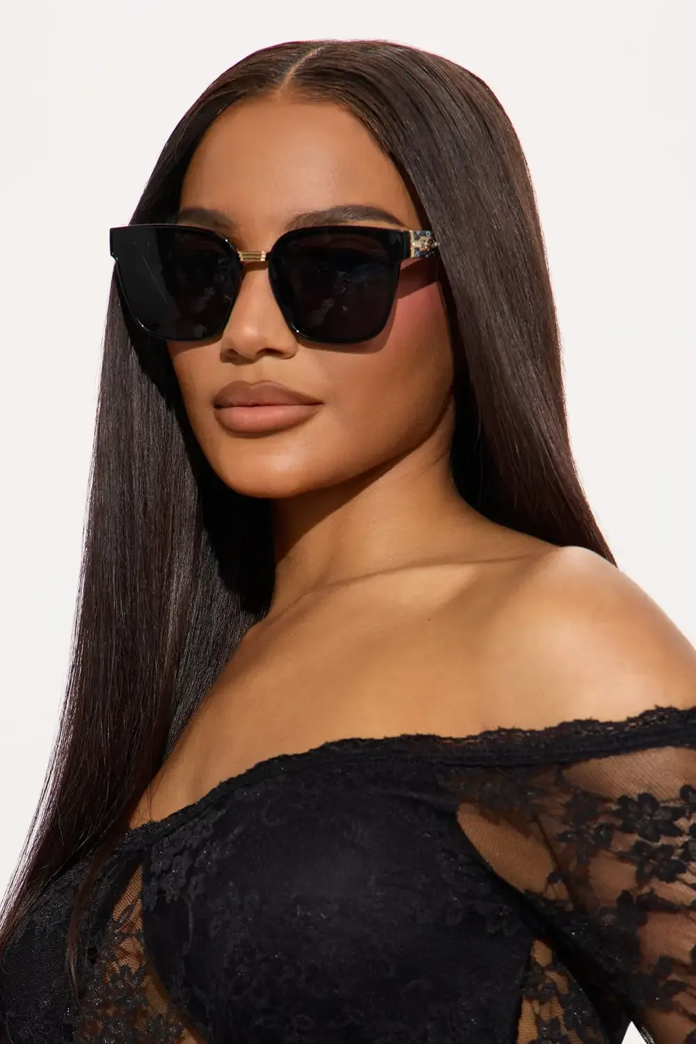Eye Catching Square Sunglasses - Black