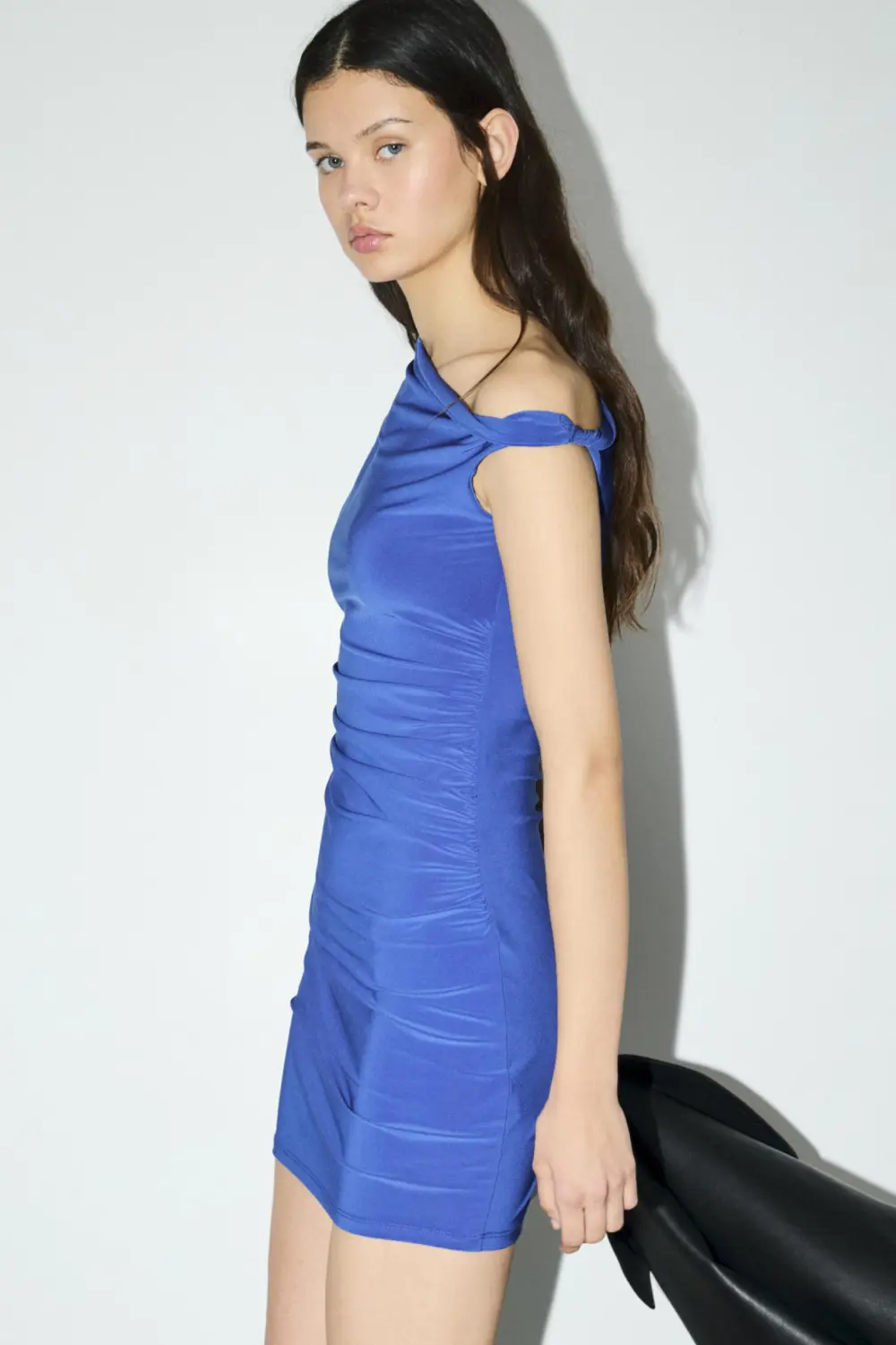 Vestido corto asimétrico nudo
