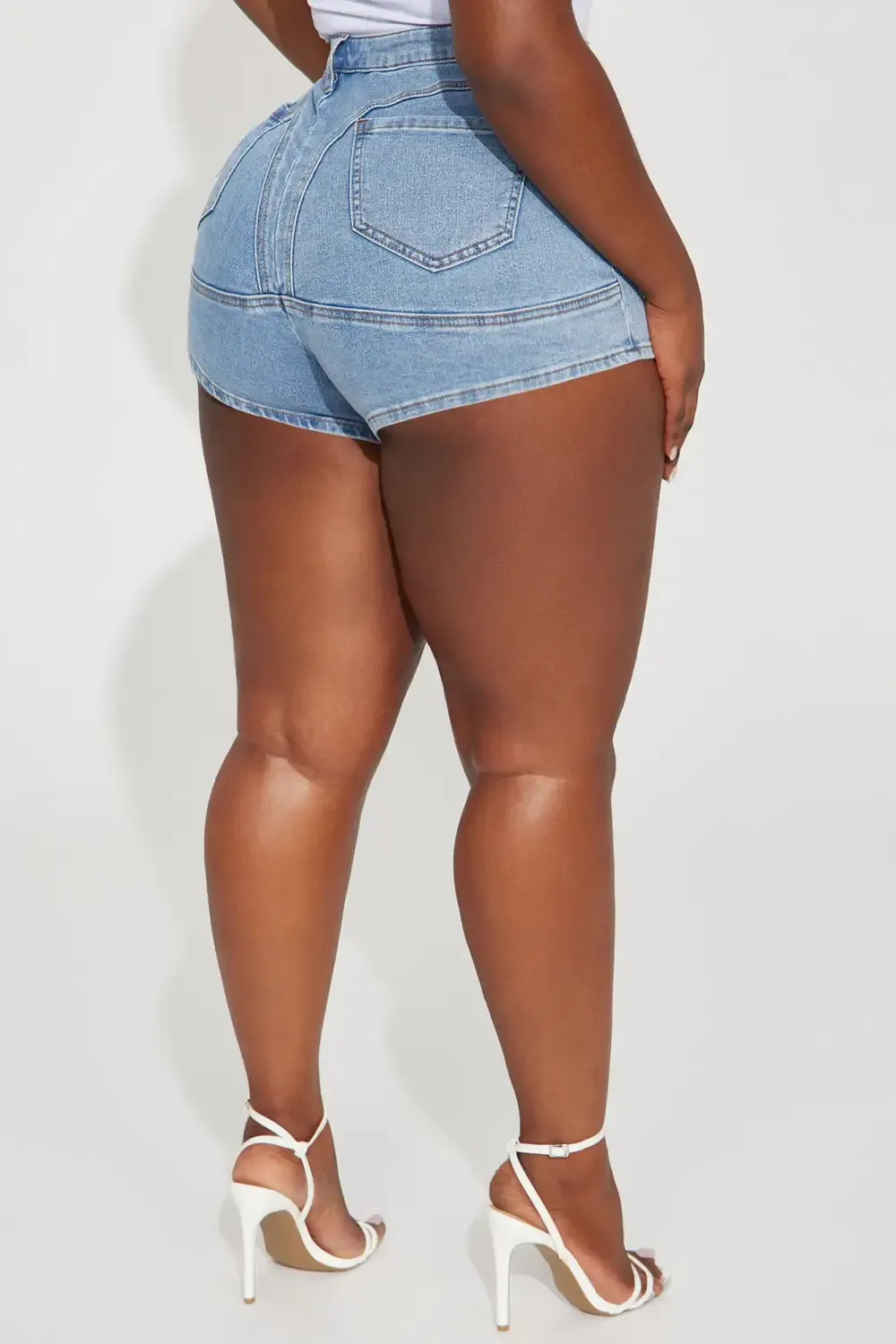 Finesse Seamed Stretch Denim Shorts - Light Wash