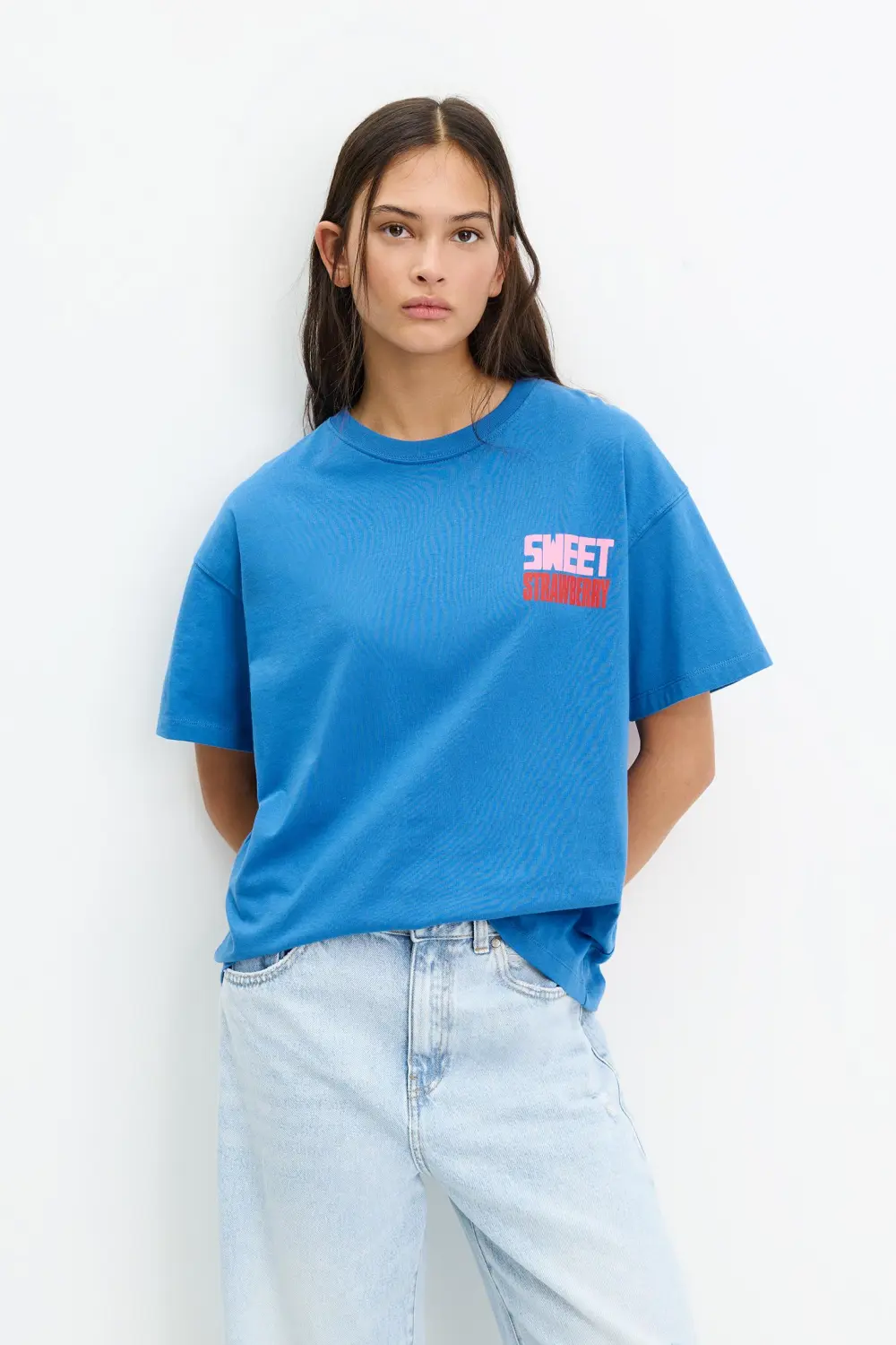 Camiseta azul gráfico fresas