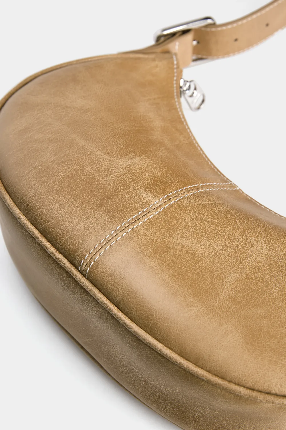 Bolso de hombro desgastado