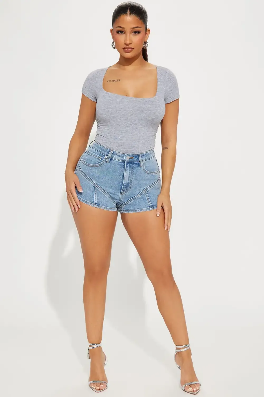 Finesse Seamed Stretch Denim Shorts - Light Wash
