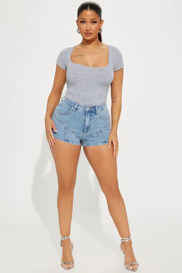 Finesse Seamed Stretch Denim Shorts - Light Wash