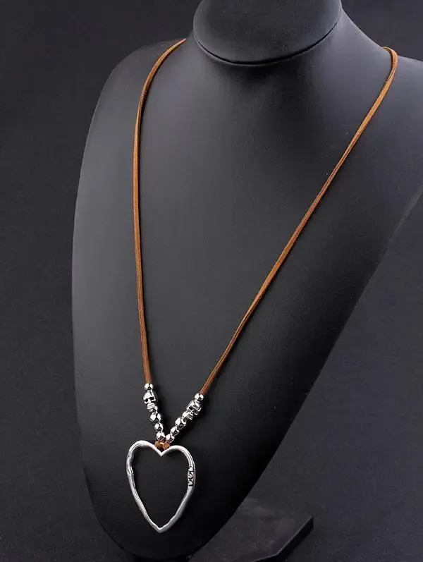 Freely adjustable piece velvet rope necklace