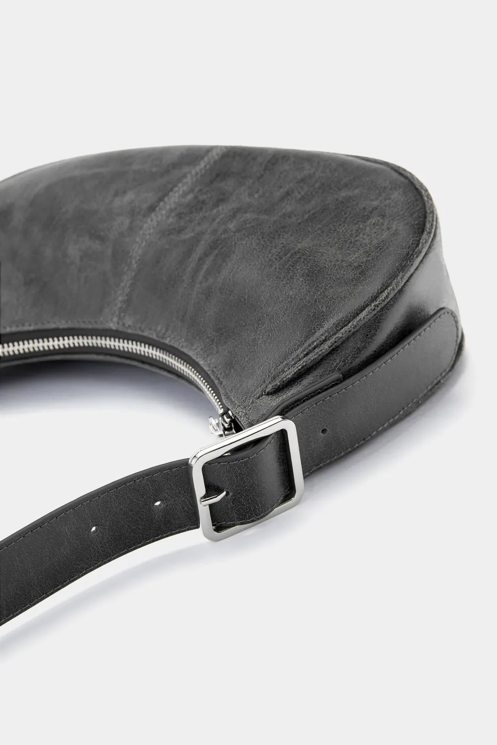 Bolso de hombro desgastado