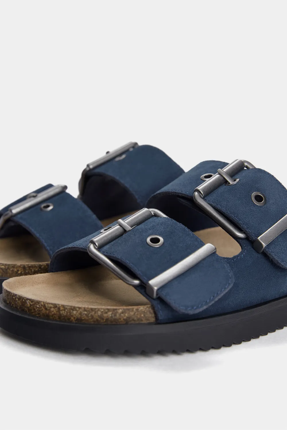 Sandalias planas serraje hebillas