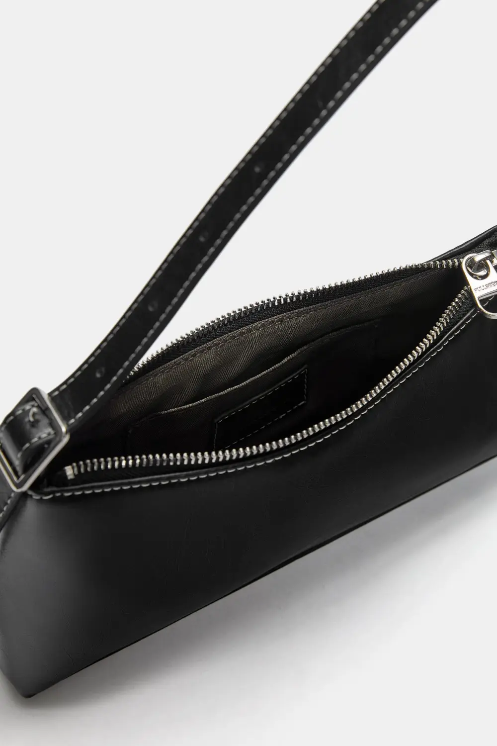 Bolso de hombro alargado pespuntes
