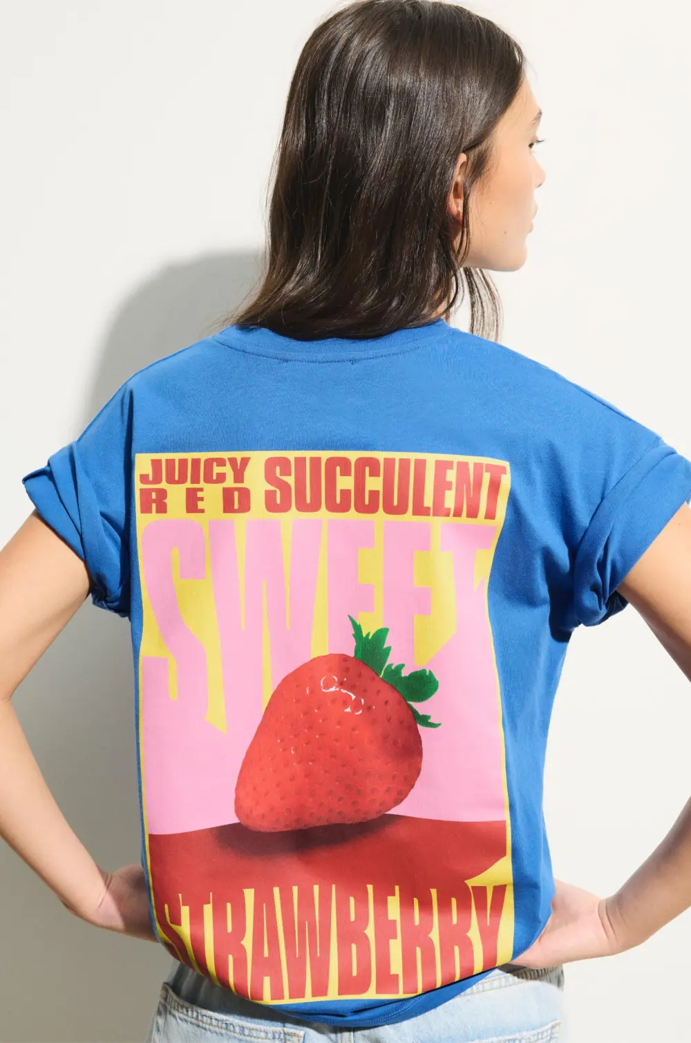 Camiseta azul gráfico fresas