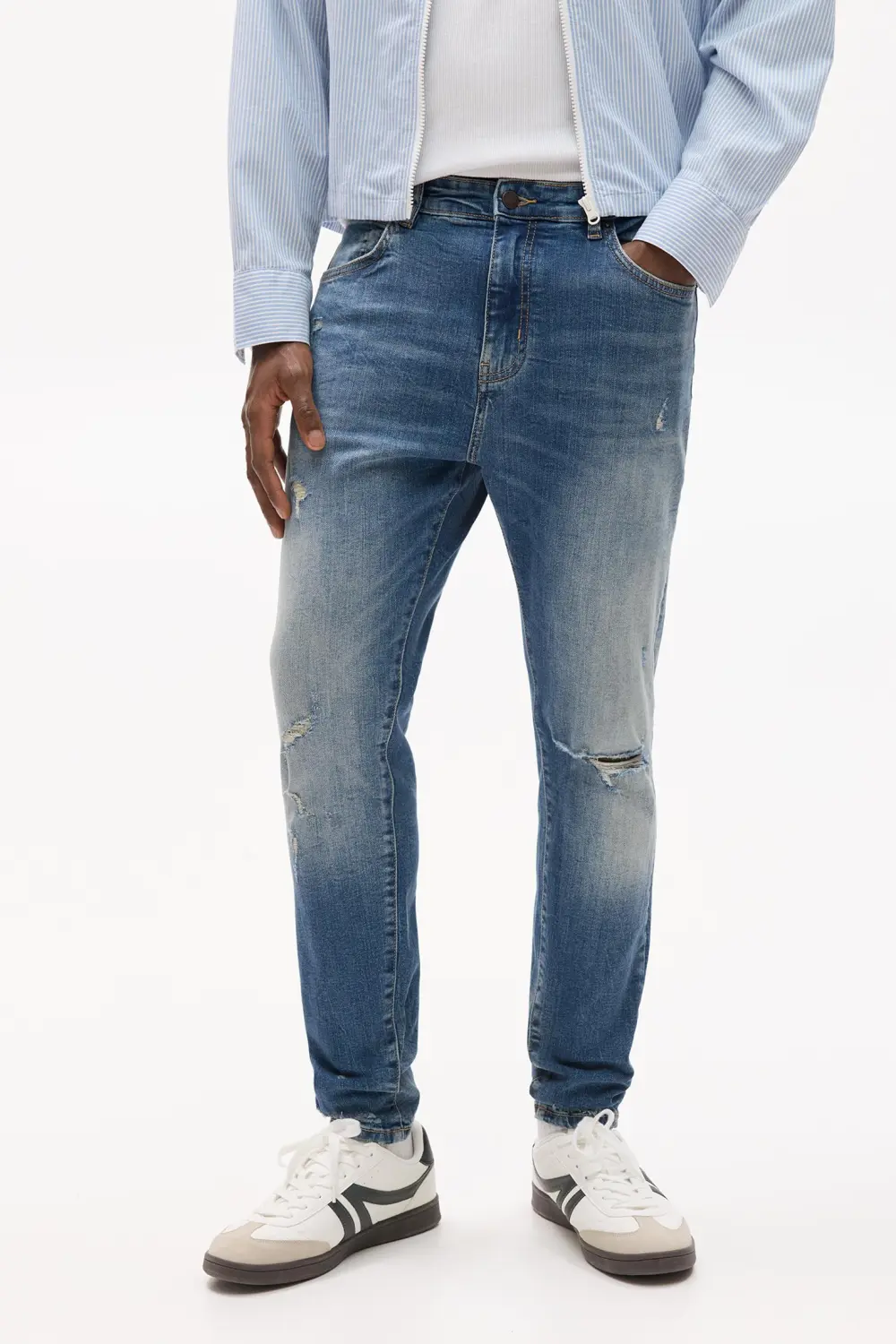 Ripped carrot fit jeans