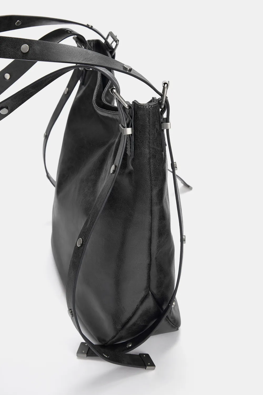 Bolso shopper desgastado tachas